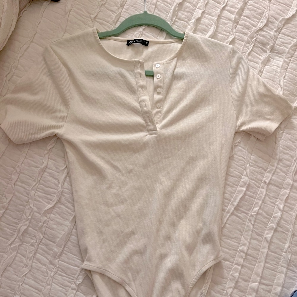 ZARA | SHORT SLEEVE BUTTON BODYSUIT